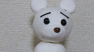 困り眉毛の白熊の人形